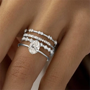 Luxuriöses 4-teiliges silberfarbenes Zirkon-Ring-Set mit ovalem Solitär an der Hand eines Models