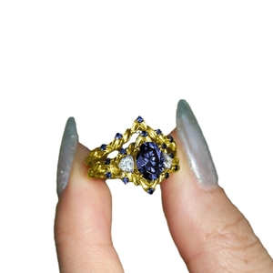 Anello a vite dorato con zaffiro blu ovale e diamanti a triangolo su fascia a vite
