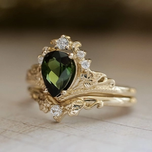 Vintage Vergulde Legering Ring Set Voor Dames Peervormige Groene Zirconia Strass Ingelegde Hoofdring En Guard Ring
