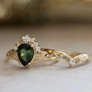 Vintage vergulde ringenset met peervormige groene zirkoon en olijfbladgravure
