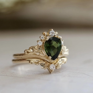 Vintage vergulde set met peergeslepen olijfgroene zirkoon en kristalaccenten