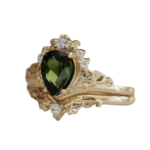 Vintage vergulde ringenset met peervormige olijfgroene zirkoon en bladgravures