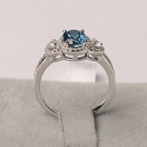 Anello vintage ovale blu tanzanite con alone di diamanti e finitura argento