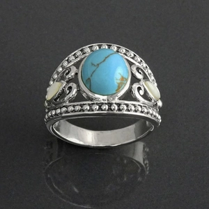 Anello vintage bohémien con turchese e filigrana d'argento su sfondo grigio scuro