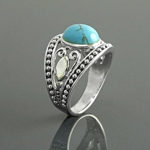 Anello vintage con turchese e madreperla in finitura argento con dettagli ondulati
