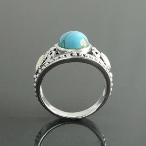 Anello vintage in lega d'argento con grande pietra turchese e intarsio in conchiglia