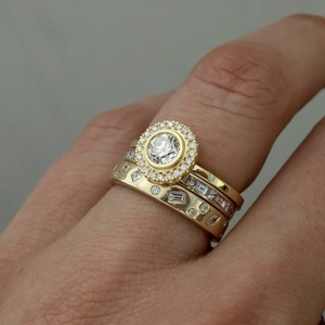 Set di tre anelli nuziali placcati in oro con zircone tondo halo e fascia con pavé