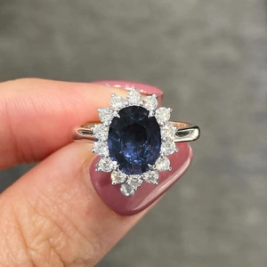 Anello classico in argento con zaffiro blu ovale e incastonatura halo in zircone