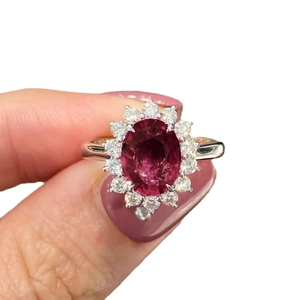 Anello classico placcato argento con gemma rossa ovale e alone di zirconi bianchi pavé
