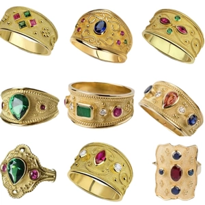 Ensemble de bagues byzantines dorées serties de pierres précieuses de formes variées