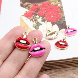 Lipvormige legering hangers in rood en roze voor DIY-sieraden en haaraccessoires