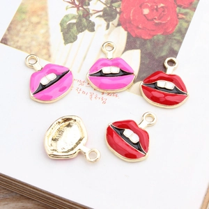 DIY lippen-emaille bedeltjes met gouden metalen contouren voor sieraden maken