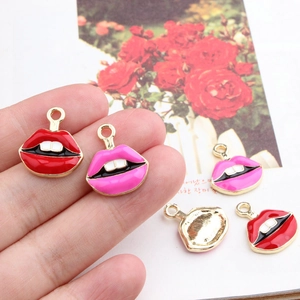 DIY lippenvormige emaille bedeltjes in rood en roze voor sieraden maken en accessoires