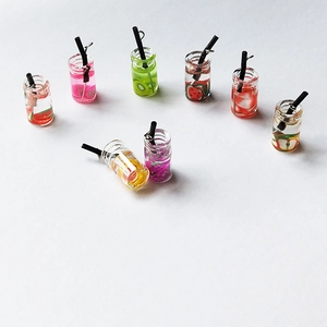 Acht farbenfrohe Mini-Getränkeflaschen aus Harz für DIY-Schmuck und Bastelarbeiten