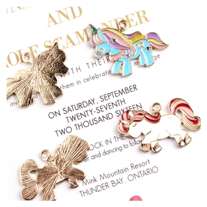 Colgantes de unicornio dorado para joyería DIY con esmalte de colores y detalles de estrellas
