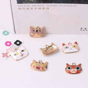 Breloques en émail chat colorées avec diverses expressions pour la création de bijoux