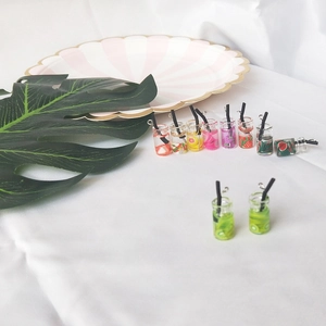 Nahaufnahme von Miniatur-Fruchtgetränkeflaschen mit bunten Scheiben für DIY-Schmuckherstellung