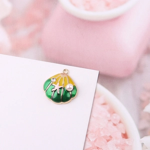 Detalle de un colgante de concha verde con perla y estrella de mar para creación de joyería