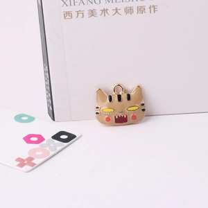 Vue macro d'un joli pendentif chat en émail en alliage pour la création de bijoux DIY
