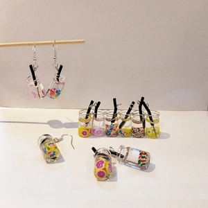 Orecchini creativi mini bottiglie di bevande con fette di frutta e ganci in metallo