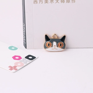 Détail du pendentif chat en alliage émaillé avec anneau en métal doré pour bijoux