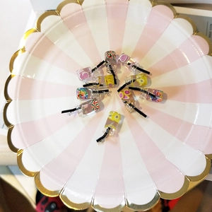 Vista dettagliata dei ciondoli a bottiglia in resina DIY con frutta e caramelle