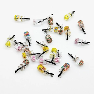 Pendenti mini bottiglie di bevande colorate con fette di frutta e riempimento in resina