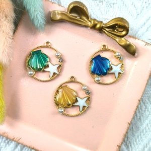 Détails de pendentifs marins en alliage avec coquillages colorés, étoiles et perles