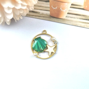 Détail macro d'un pendentif coquillage doré avec perles pour création de bijoux DIY