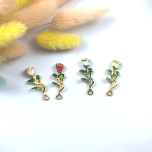 Lot de quatre pendentifs roses en émail coloré pour la création de bijoux et boucles