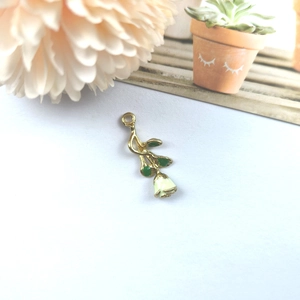 Pendentif rose dorée avec feuilles en émail vert pour création de bijoux et boucles