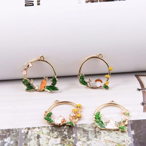 Pendentifs émaillés dorés thème forêt DIY avec motifs écureuil lapin et carotte