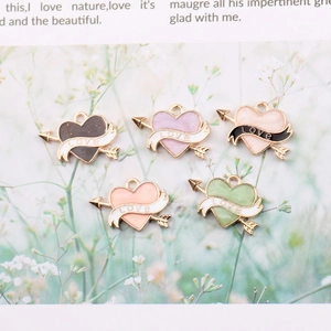 Colgante de Aleación de Esmalte Corazón Flecha de Cupido para Accesorios de Joyería DIY Dijes de Letras Love para Pendientes Pulsera Regalo