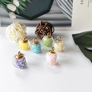 Kreative DIY-Glitzerglaskugeln mit Goldanhängern für handgefertigte Ketten und Armbänder