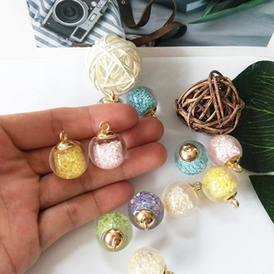 DIY transparente Glaskugel-Anhänger mit bunten Pailletten und goldenen Metallkappen