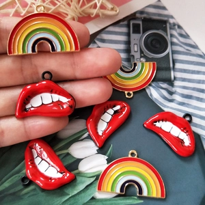 Regenbogen und rote Lippen Charms für DIY Schmuckherstellung auf einer Hand präsentiert