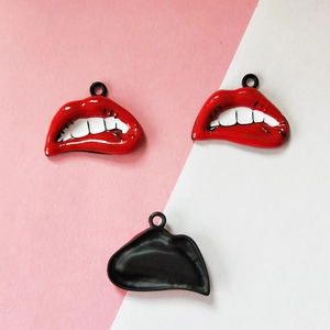 DIY roter Lippen-Legierungsanhänger mit goldener Öse für Schmuckherstellung und Halsketten