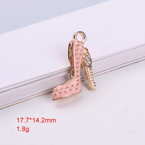 Makroaufnahme High-Heel-Anhänger aus rosa Emaille mit Maßen 17,7x14,2 mm
