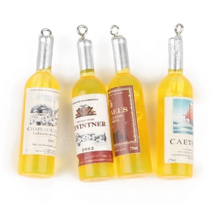 Set de cuatro colgantes miniatura de botellas de vino en resina amarilla con etiquetas reales