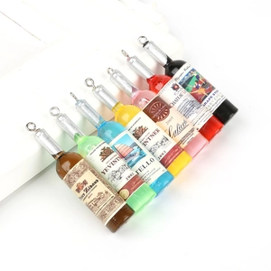 Set de siete mini botellas de vino de resina coloridas con anillos de metal plateado