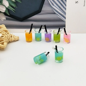 Dettagli di ciondoli mini tazze di succo in resina colorata per gioielli fai-da-te creativi