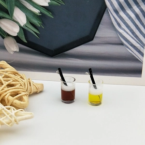 Pendenti Miniatura Bottiglia di Bevanda in Resina Charm Bottiglia di Cola Birra per Creazione Gioielli Orecchini Portachiavi Fai da Te