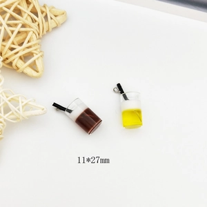 Ciondoli mini in resina a forma di bottiglia di soda in marrone e giallo da 11x27mm