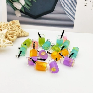 Ciondoli colorati in resina a forma di mini bicchiere per creazioni di gioielli fai da te
