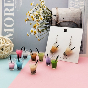 Miniatures boucles d'oreilles et breloques de thé au lait perlé en couleurs vives