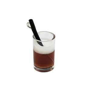 Ciondolo per bevanda cola in resina in miniatura con cannuccia nera e anello in metallo