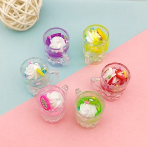 Mini pendentifs tasses à boisson en résine avec crème colorée et tranches de fruits DIY