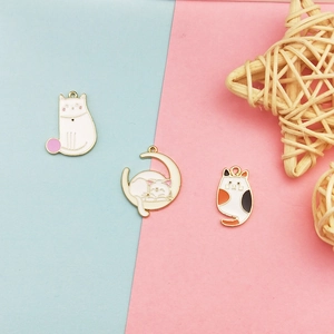 Schattige emaille kattenbedeltjes van legering voor DIY-sieraden op pastel achtergrond