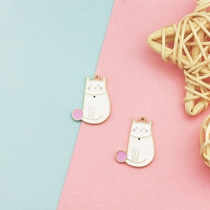 Detail van DIY-kattenbedeltjes van legering met witte oliedruppel en roze garenaccenten