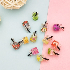 Mini-Anhänger aus Harz in Form von Fruchttee-Bechern für kreativen DIY-Schmuck